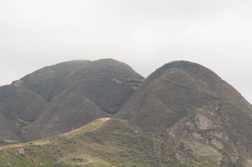 El Cerro del Condorcunca, circundante lateral de la llanura de Ayacucho, Perú.  Allí se izó la bandera de la victoria del Ejército Unido Libertador.